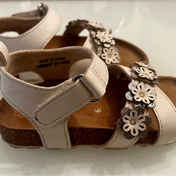 Joe Fresh white and silver floral accent toddler sandals -Size 6 - Picture 3 of 4